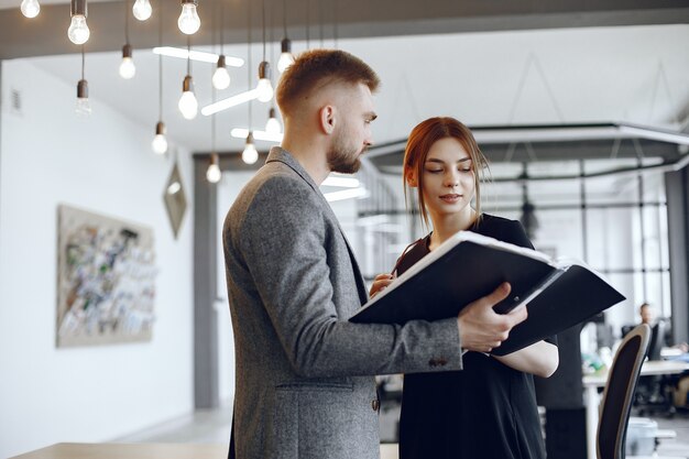 Femme parlant au directeur.Homme d'affaires avec des documents.Collègues travaillent ensemble