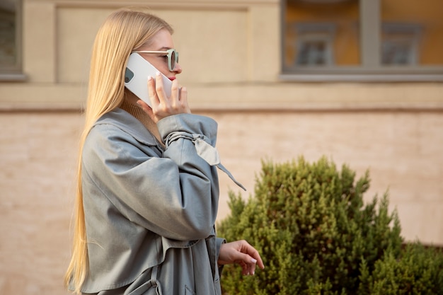 Femme parlant au téléphone coup moyen