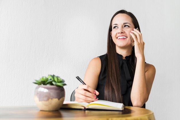 Femme parlant au téléphone avec un fond blanc