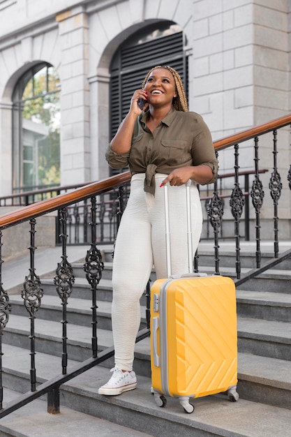 Femme parlant au téléphone lors d'un voyage