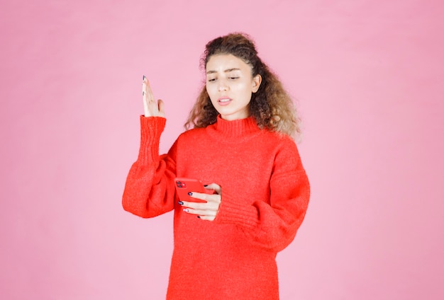 femme parlant au téléphone et se sentant déçue.