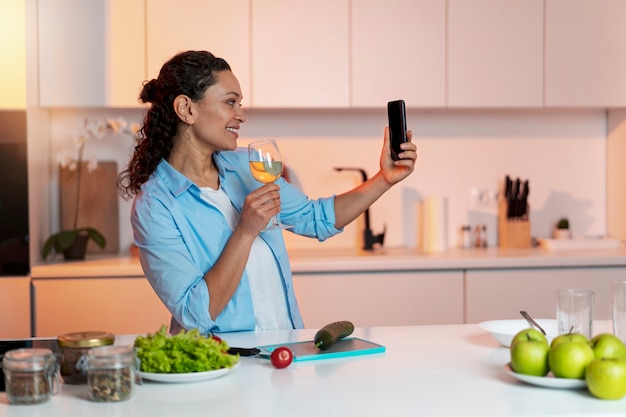 Femme parlant à son amant longue distance