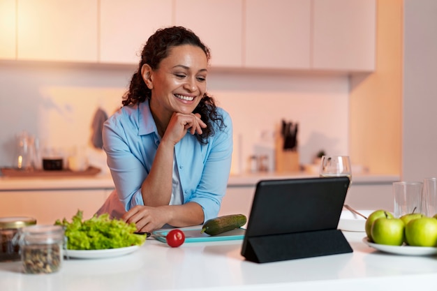 Femme parlant à son amant longue distance