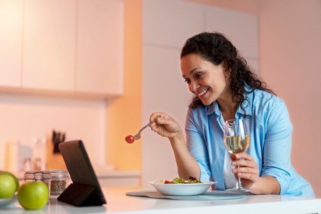 Femme parlant à son amant longue distance