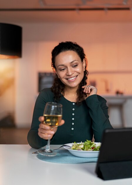 Femme parlant à son amant longue distance