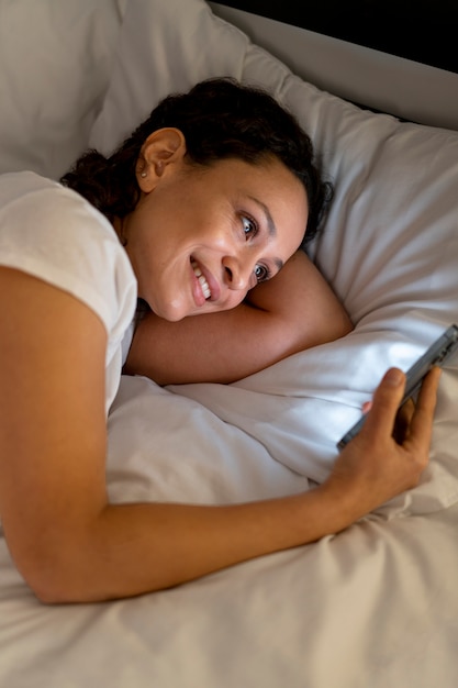 Femme parlant à son amant longue distance