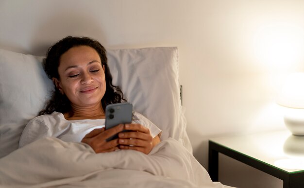 Femme parlant à son amant longue distance