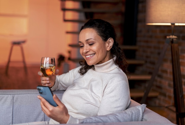 Femme parlant à son amant longue distance