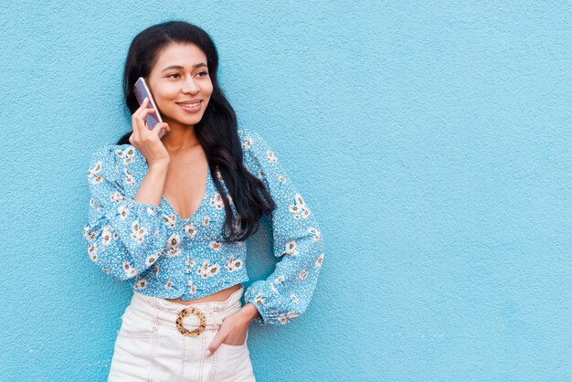 Femme parlant sur son téléphone et regardant ailleurs