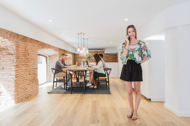 Femme parlant téléphone au bureau