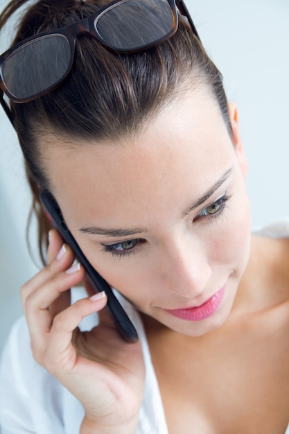 Femme parlant sur le téléphone portable