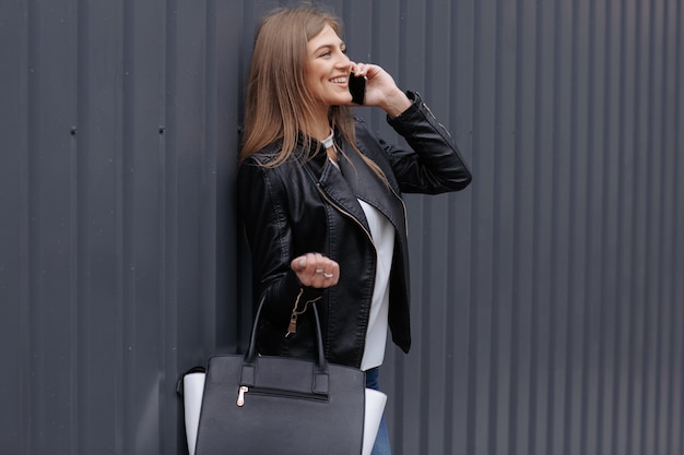 Femme parle au téléphone et souriant