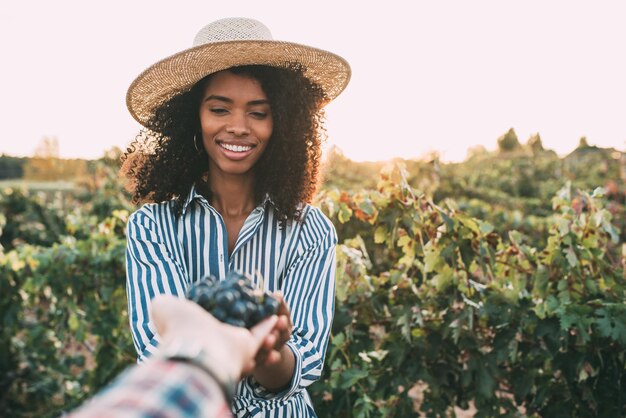 Femme partageant une grappe de raisin