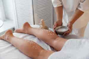 Photo gratuite femme passant du temps au spa et recevant un massage exfoliant