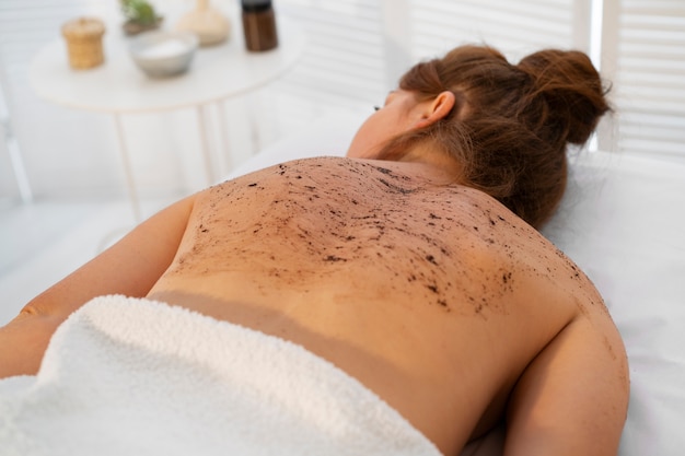 Photo gratuite femme passant du temps au spa et recevant un massage exfoliant