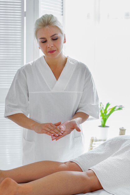 Femme passant du temps au spa et recevant un massage relaxant