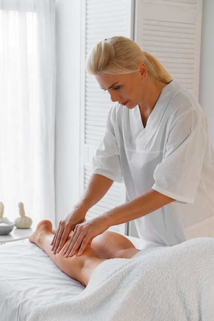 Femme passant du temps au spa et recevant un massage relaxant