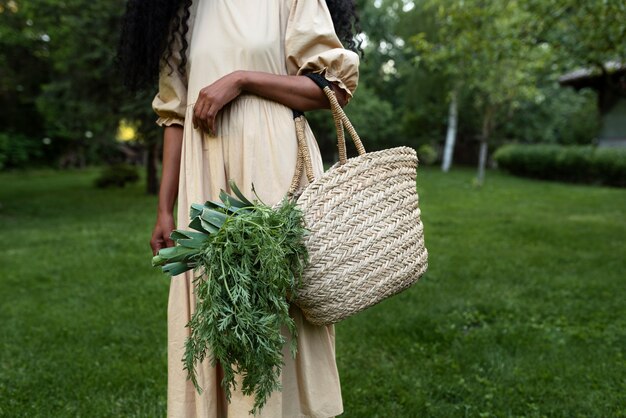 Femme passant du temps dans la nature