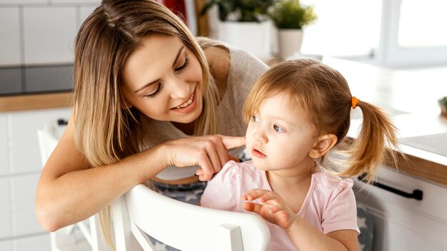 Femme passant du temps avec sa fille le jour de la fête des mères à la maison