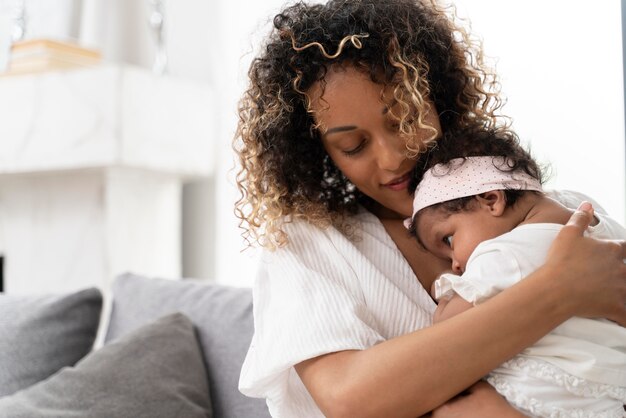 Femme passant du temps avec sa petite fille