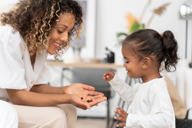 Femme passant du temps avec sa petite fille