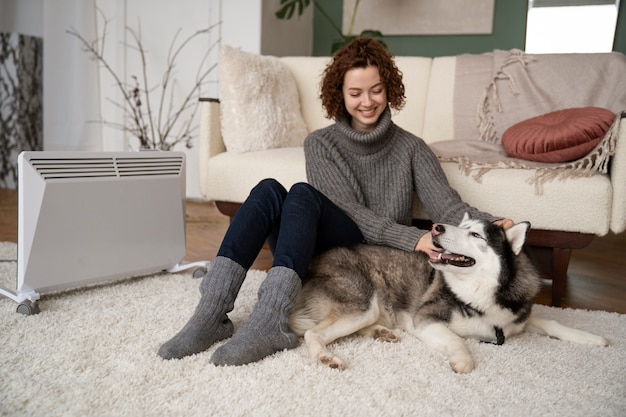 Femme passant du temps avec son animal de compagnie