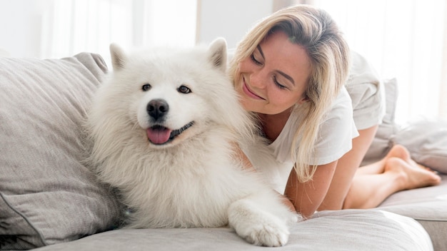 Femme passant du temps avec son dor