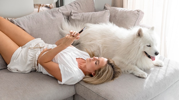 Femme passant du temps avec son dor