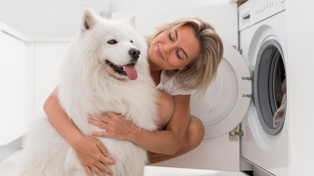 Femme passant du temps avec son dor