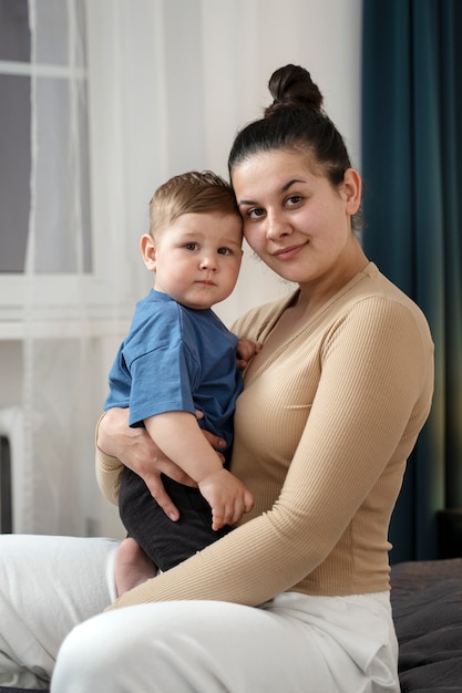 Photo gratuite femme passant du temps avec son enfant après l'allaitement