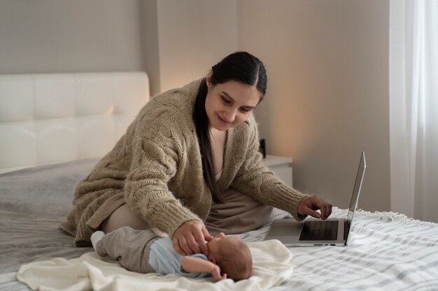 Femme passant du temps avec son enfant après l'allaitement