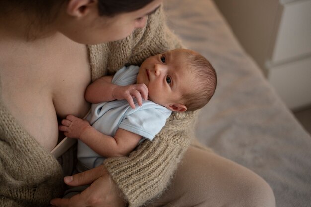 Femme passant du temps avec son enfant après l'allaitement