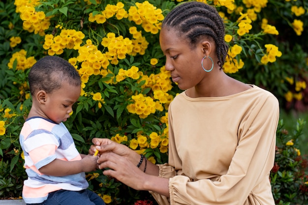 Femme passant du temps avec son petit garçon noir