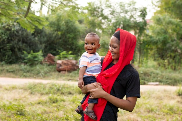 Femme passant du temps avec son petit garçon noir