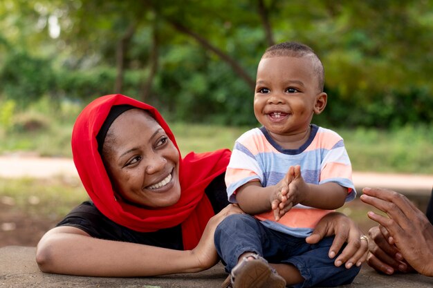 Femme passant du temps avec son petit garçon noir