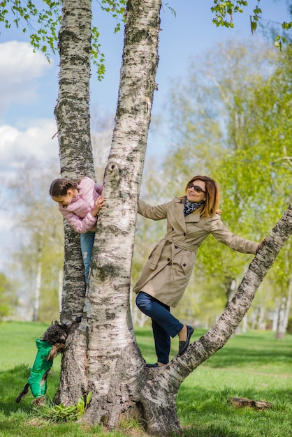 Photo gratuite femme passant la journée avec sa fille