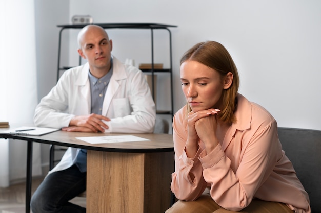 Femme passant par le processus d'avortement