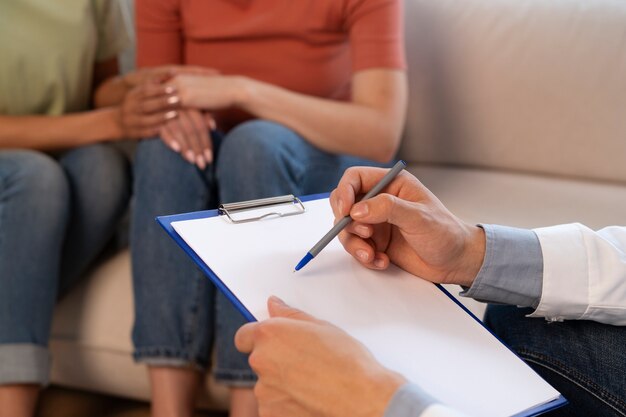 Femme passant par le processus d'avortement