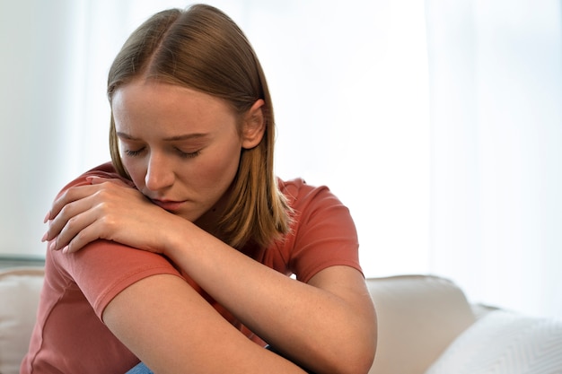 Femme passant par le processus d'avortement