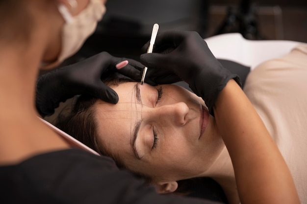 Femme passant par un traitement de microblading