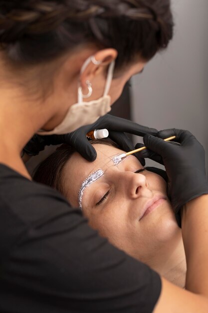 Femme passant par un traitement de microblading