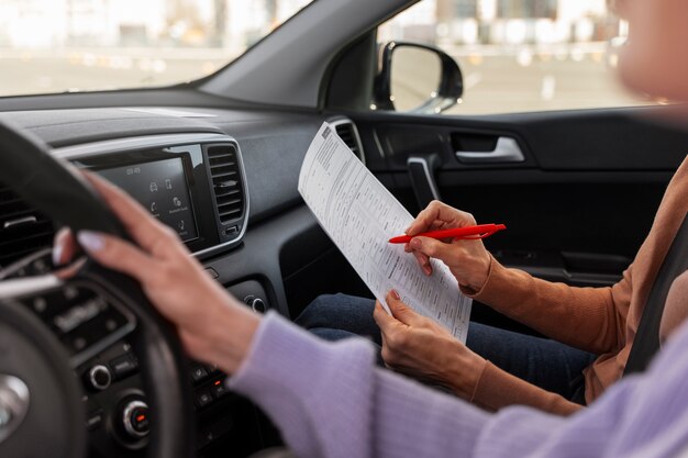 Femme passant son examen de permis de conduire dans un véhicule