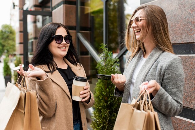 Femme, passer du temps ensemble lors d'une virée shopping