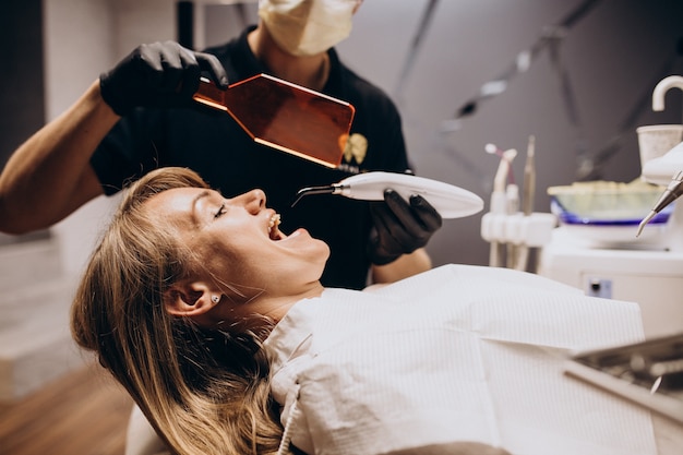 Femme, patient, visite, dentiste