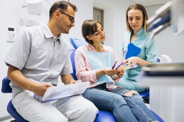 Femme patiente chez dentiste