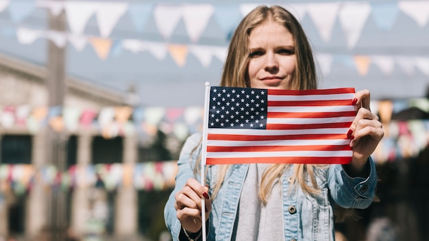 Femme patriotique montrant le drapeau américain au festival