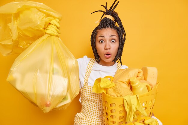 Femme à la peau foncée étonnée avec des dreadlocks peignés