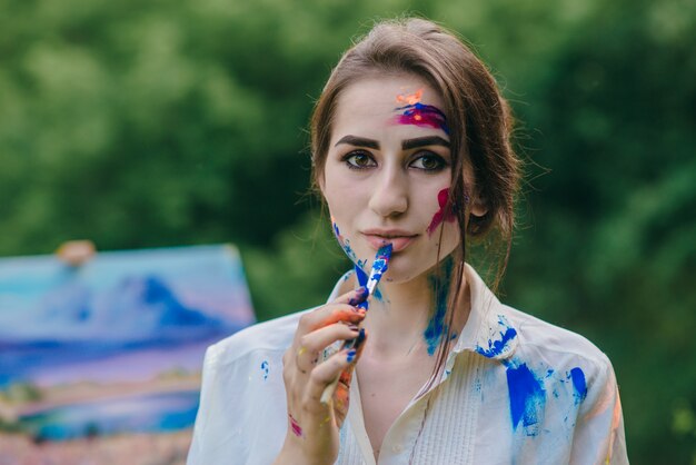 Femme peignant un non labio de azul con un lèvre pincelblue pintándose mujer avec un pinceau