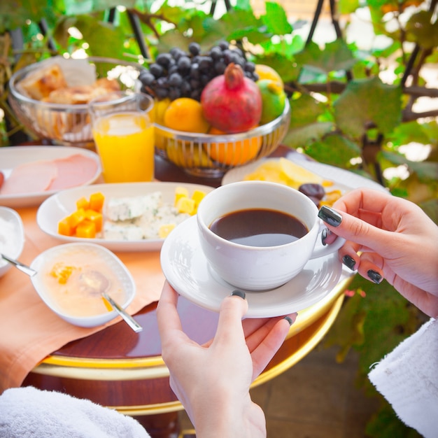 Femme, peignoir, avoir, petit déjeuner, tenue, café, dehors, matin