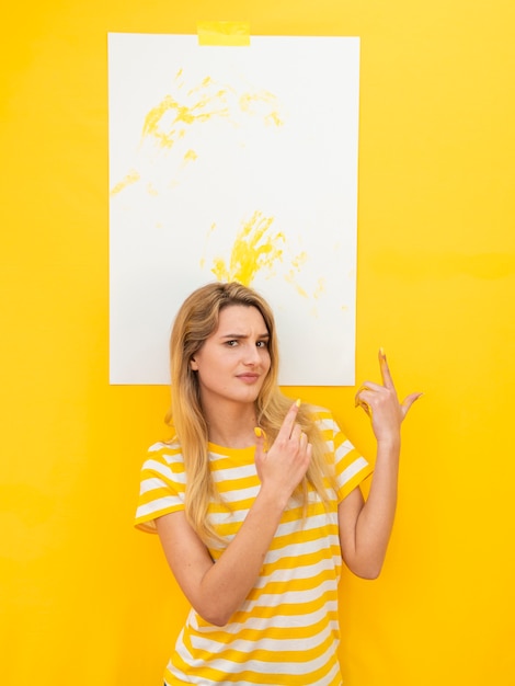 Photo gratuite femme, à, peinture jaune